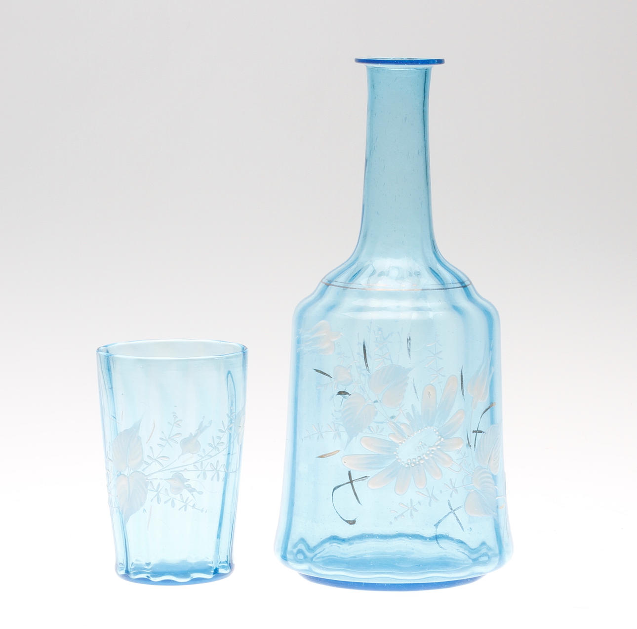 KARAFF och GLAS, blått glas med emaljmåleri, 1900-tal.