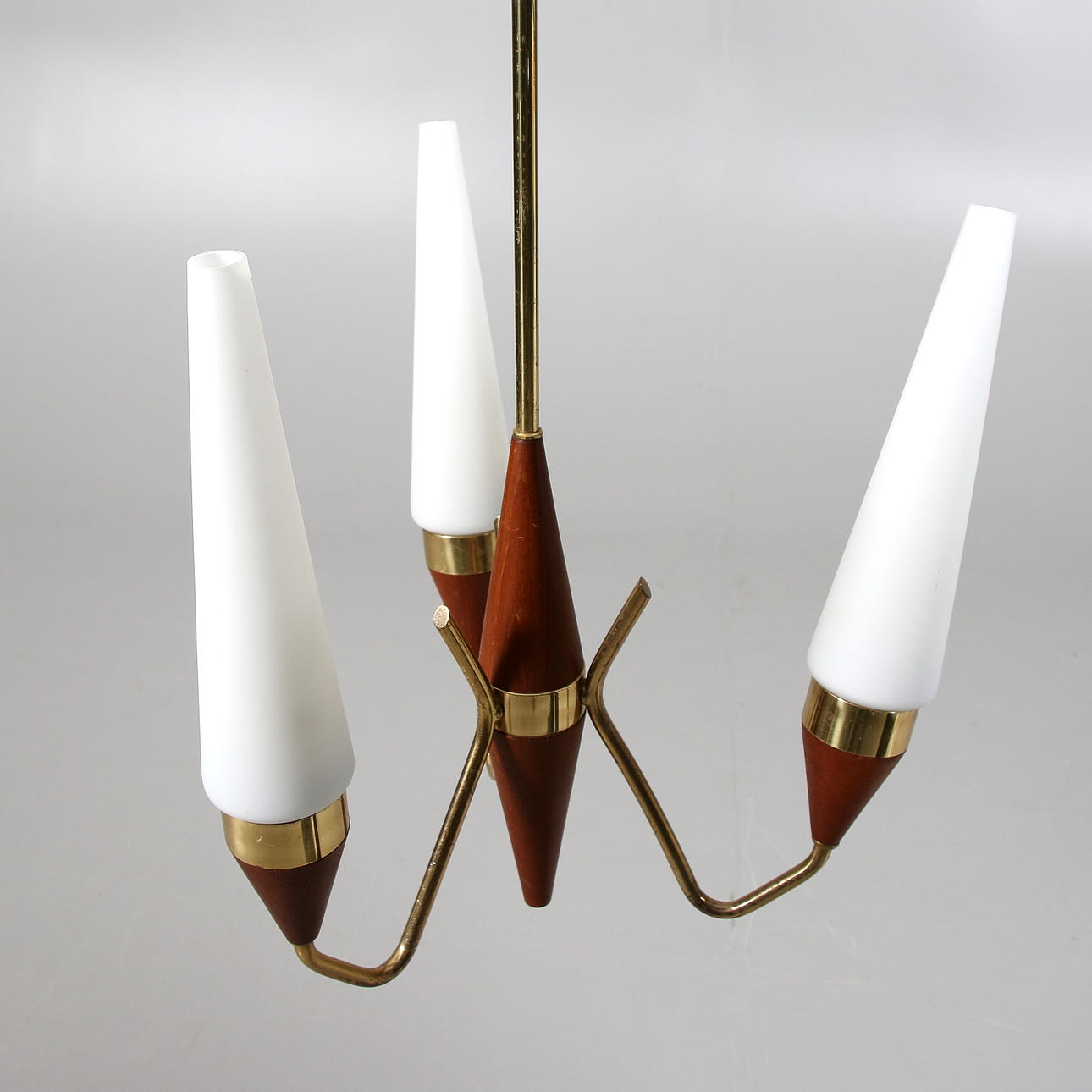 TAKLAMPA, mässing och teak med konformade kupor, 1950/60-tal.