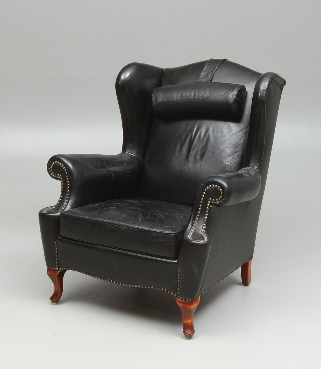 ÖRONLAPPSFÅTÖLJ, svart skinn, 1900-tal.