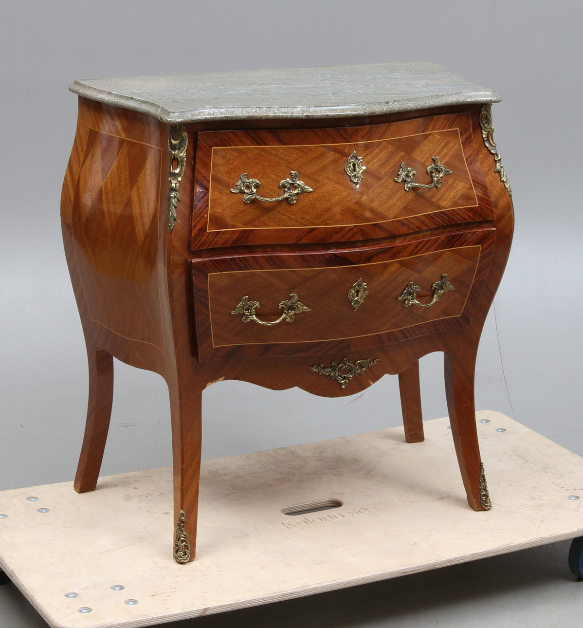 BYRÅ med stenskiva rokokostil, 1900-tal.