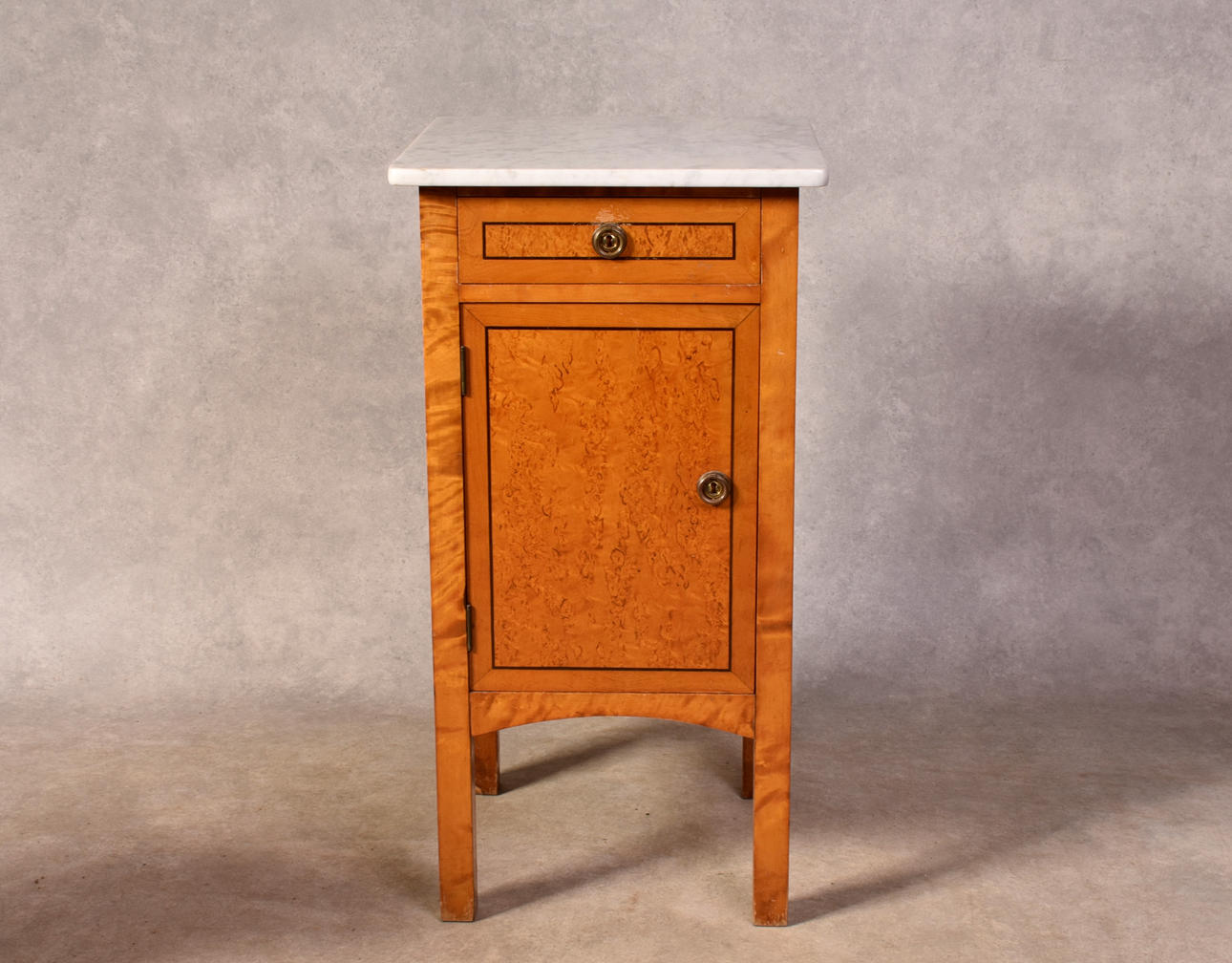 POTTSKÅP MED MARMORSKIVA 1920 tal.