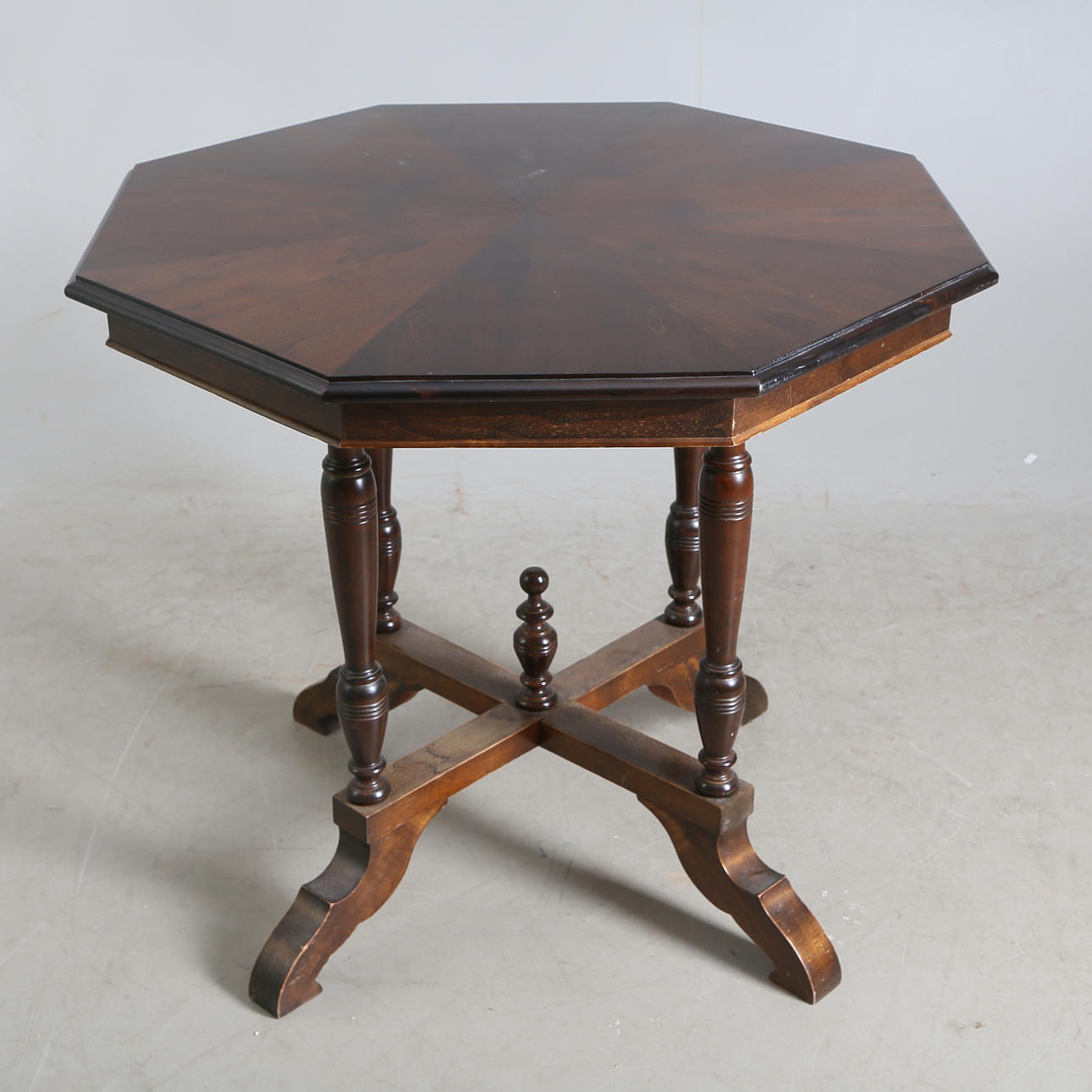 MESA DE SALÓN, madera, octogonal, finales del siglo XIX.