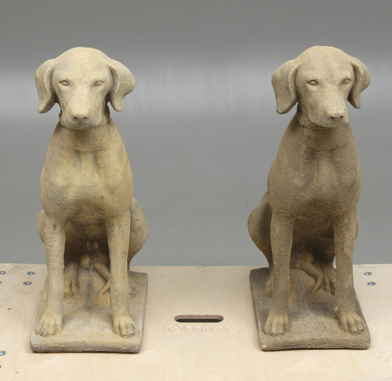 TRÄDGÅRDSKULPTURER i form av hundar, 1 par, 19/2000-tal.