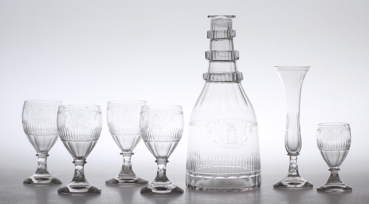 GLASSERVIS, 7 delar, glas, 1800-talets första hälft.
