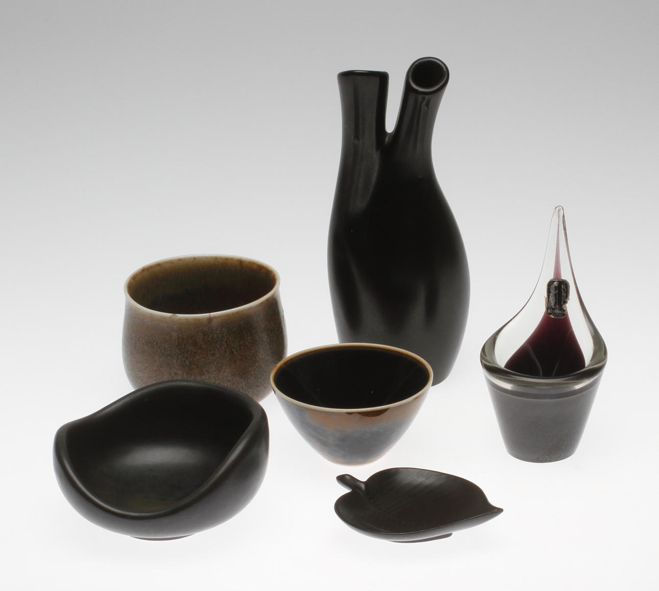 SVENSK KERAMIK samt FINSKT GLAS, bl.a. Lillemor Mannerheim samt Gertrud Lönegren.