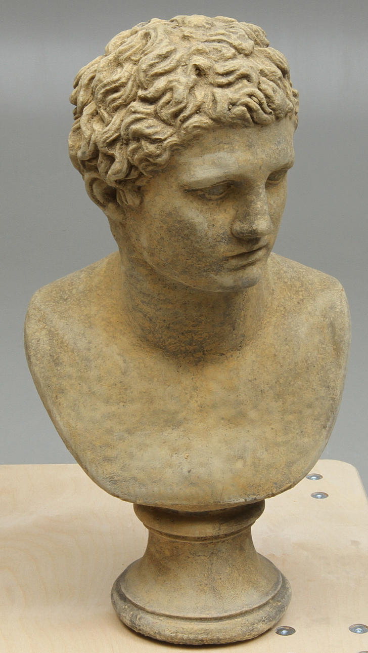 TRÄDGÅRDSKULPTUR i form av byst, 19/2000-tal.