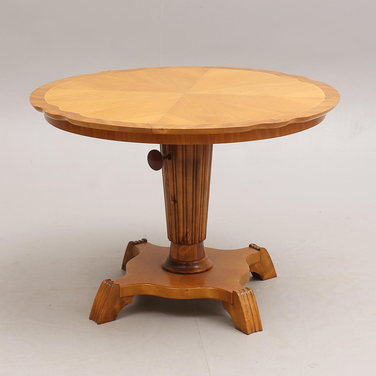 RUNDT BORD, 1900-tallet.