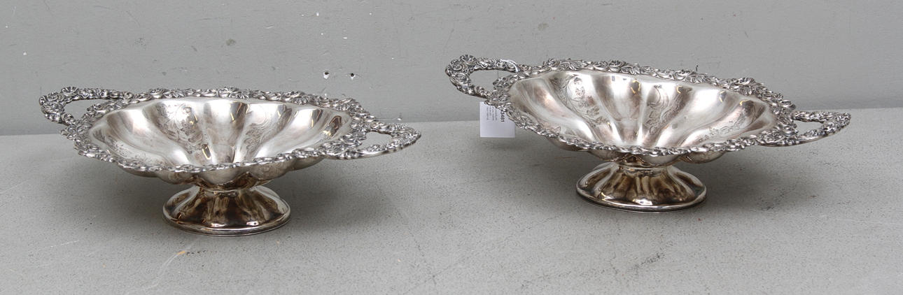 BRÖDFAT, ett par, nysilver, rokokostil, 1800 tal.