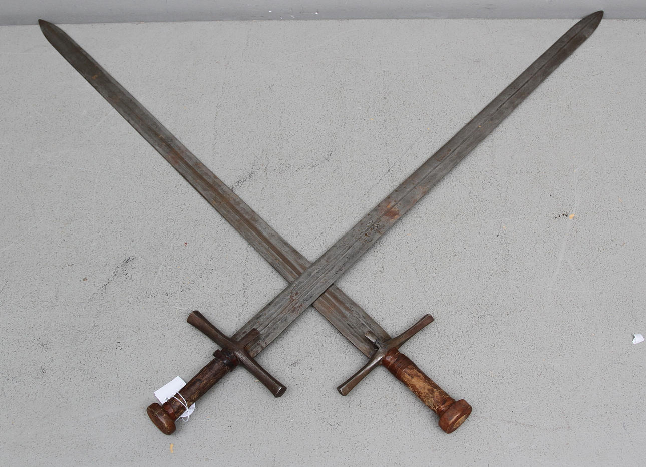 DEKORATIONSVAPEN, 2 st, snarlika, 1900/2000-tal.