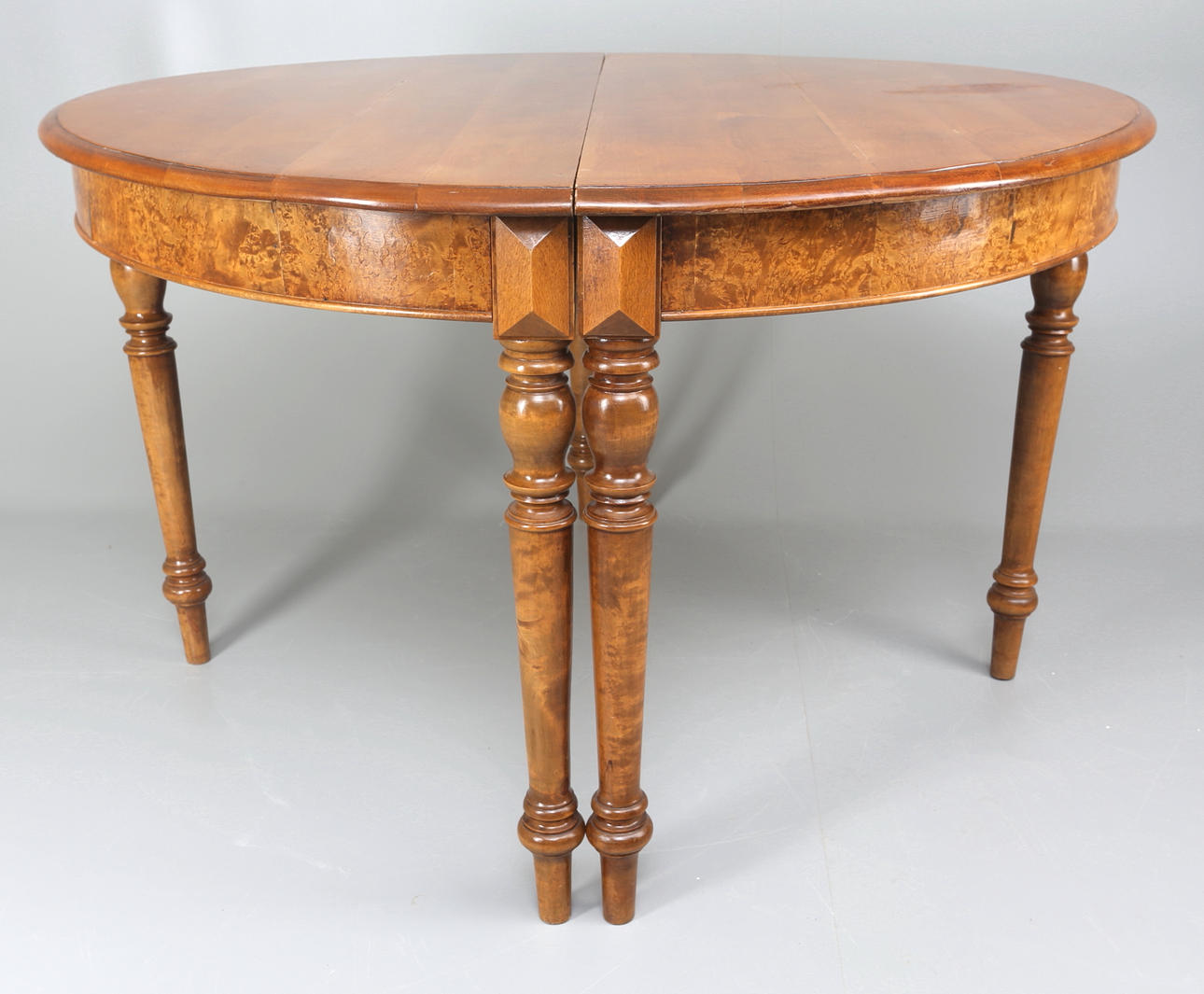 HALVMÅNEBORD, 1880-tal.