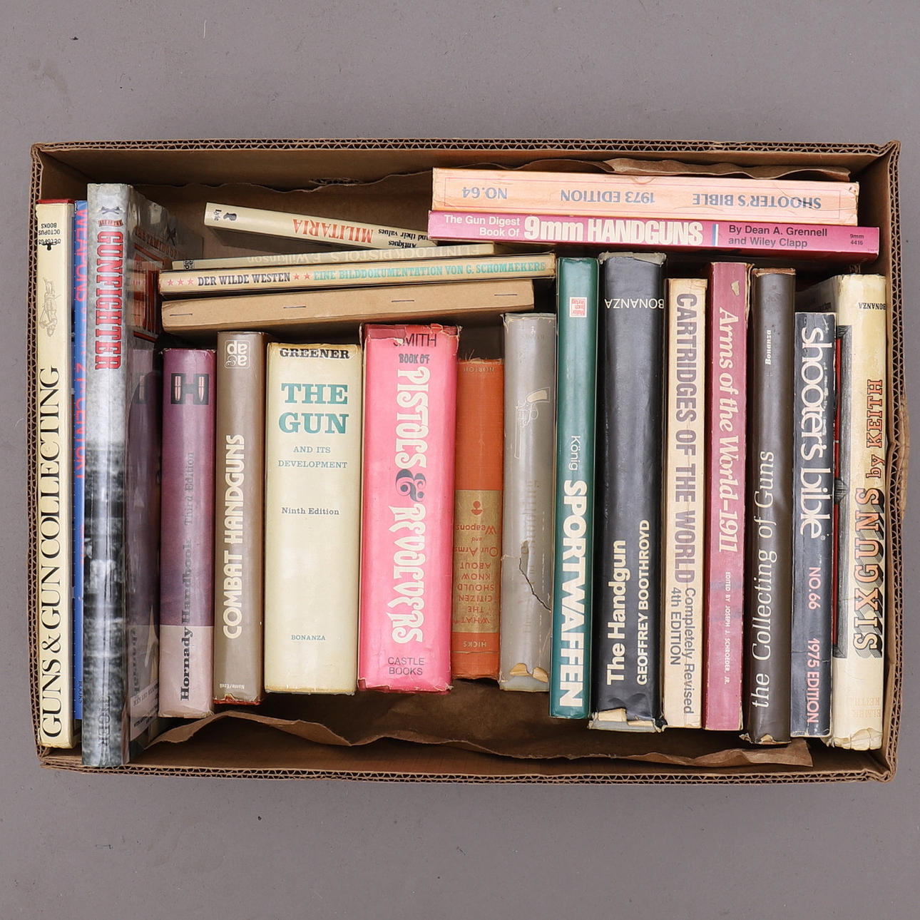 WEAPON BOOKS, 21 pcs, mostly with English text.