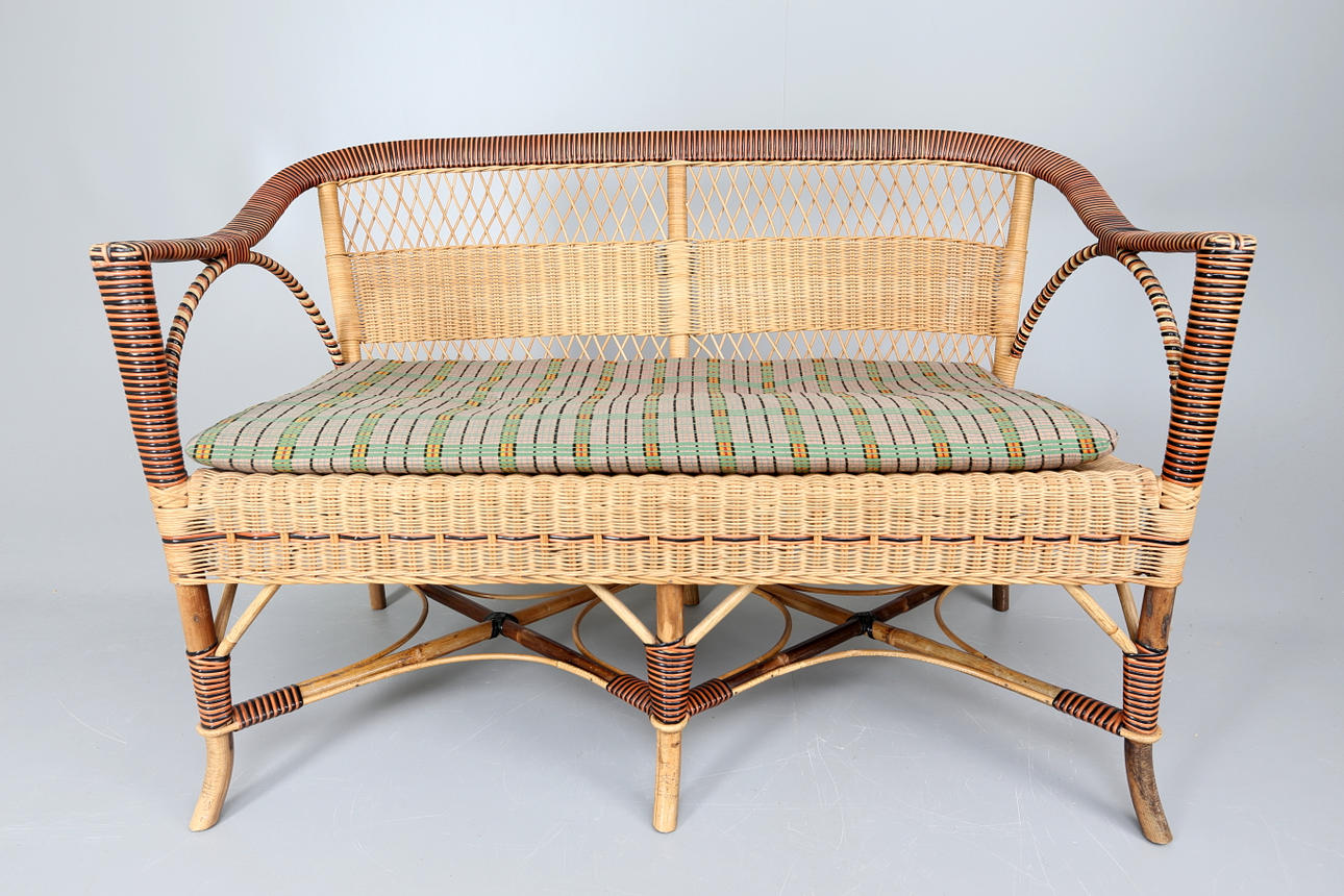 SOFFA I ROTTING samt BORD.