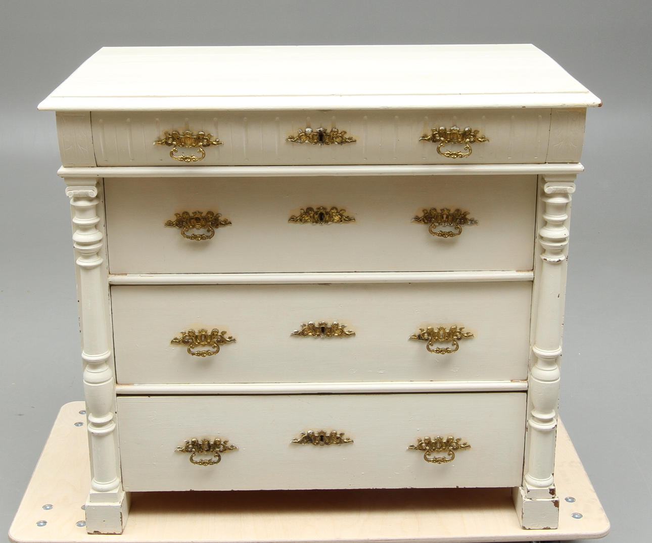 BYRÅ, vitmålad, 18/1900-tal.