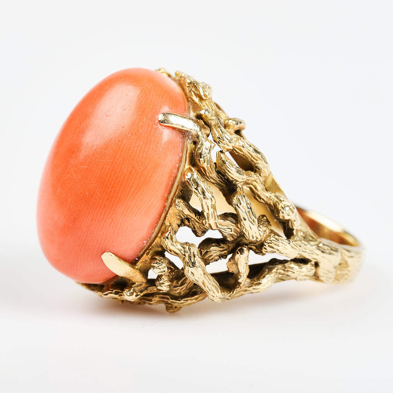 RING, 14K gold with cabochon cut stone.
