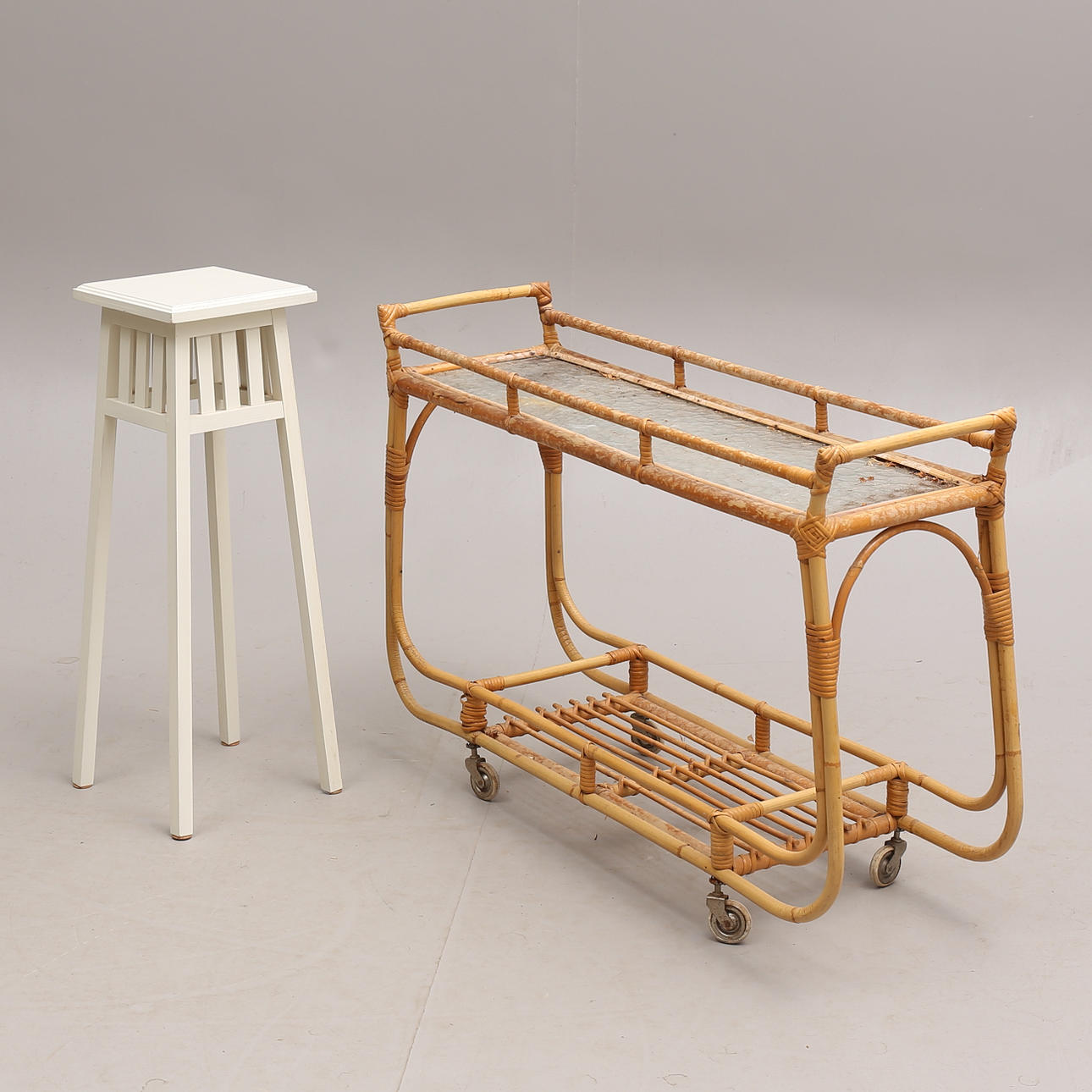 BLOMSTERBORD, bambus/glas og PIEDESTAL, træ.