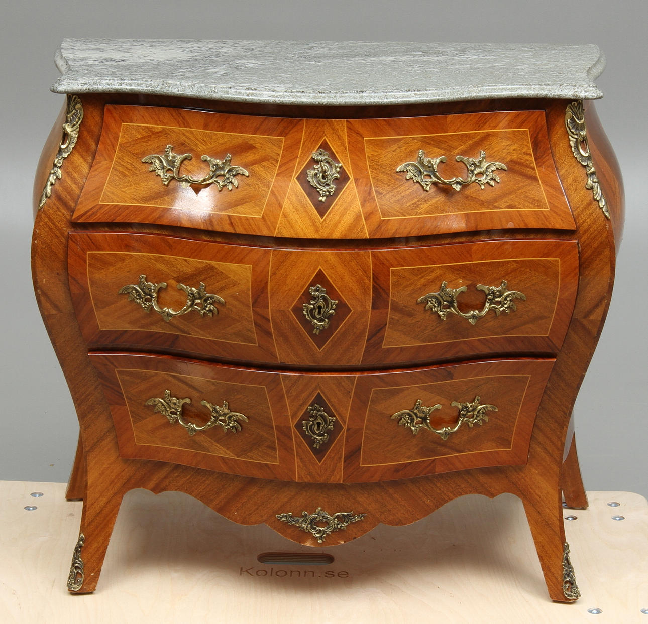 BYRÅ med stenskiva, rokokostil, 1900-tal.