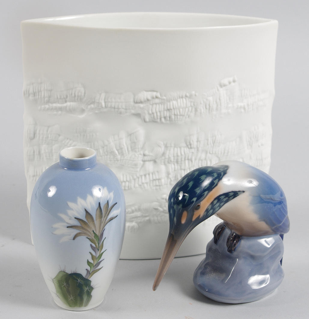 2 vaser samt porslinsfågel, Hutschenreuter, Bing & Gröndal samt Royal Copenhagen.