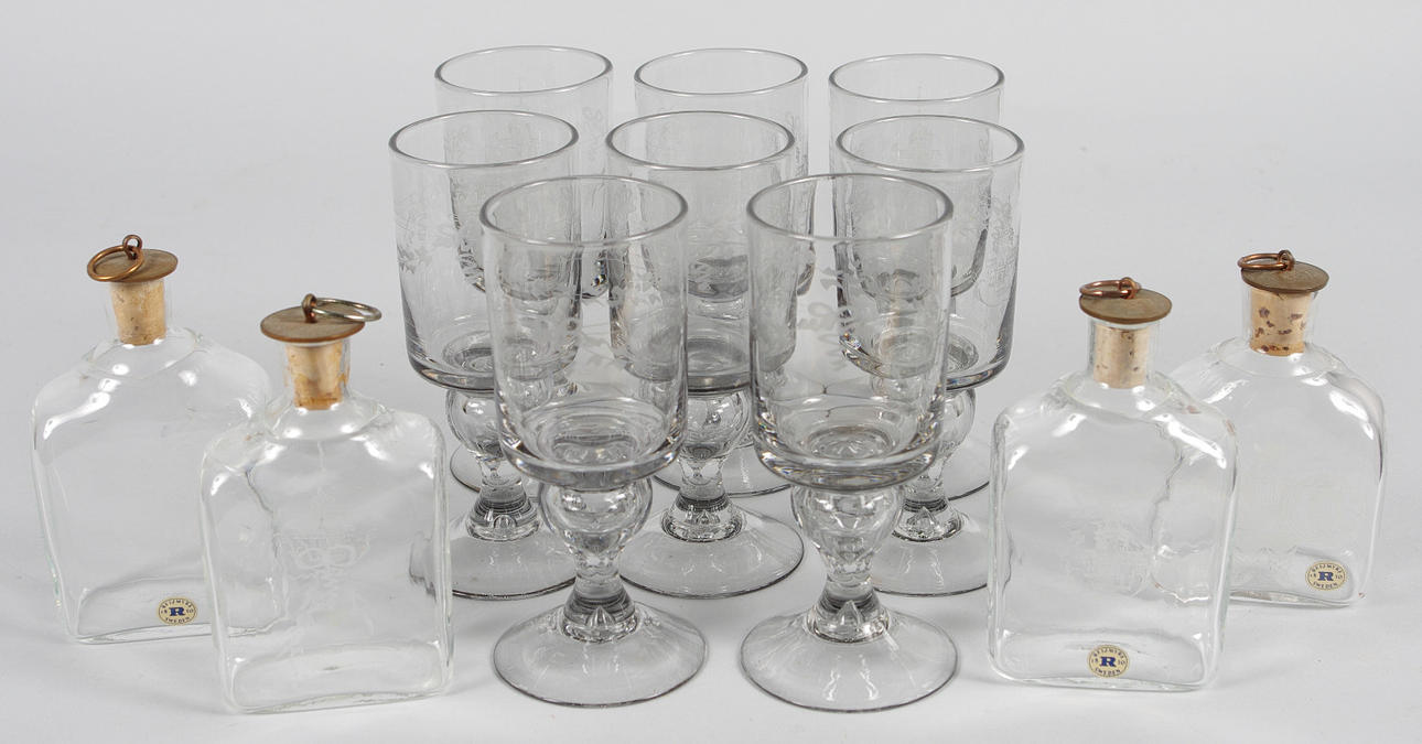 8 VINGLAS SAMT 4 MINIKARAFFER, Reijmyre.