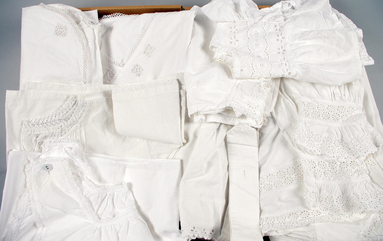 ÄLDRE SÄRKAR, FÖRKLÄDEN M.M.