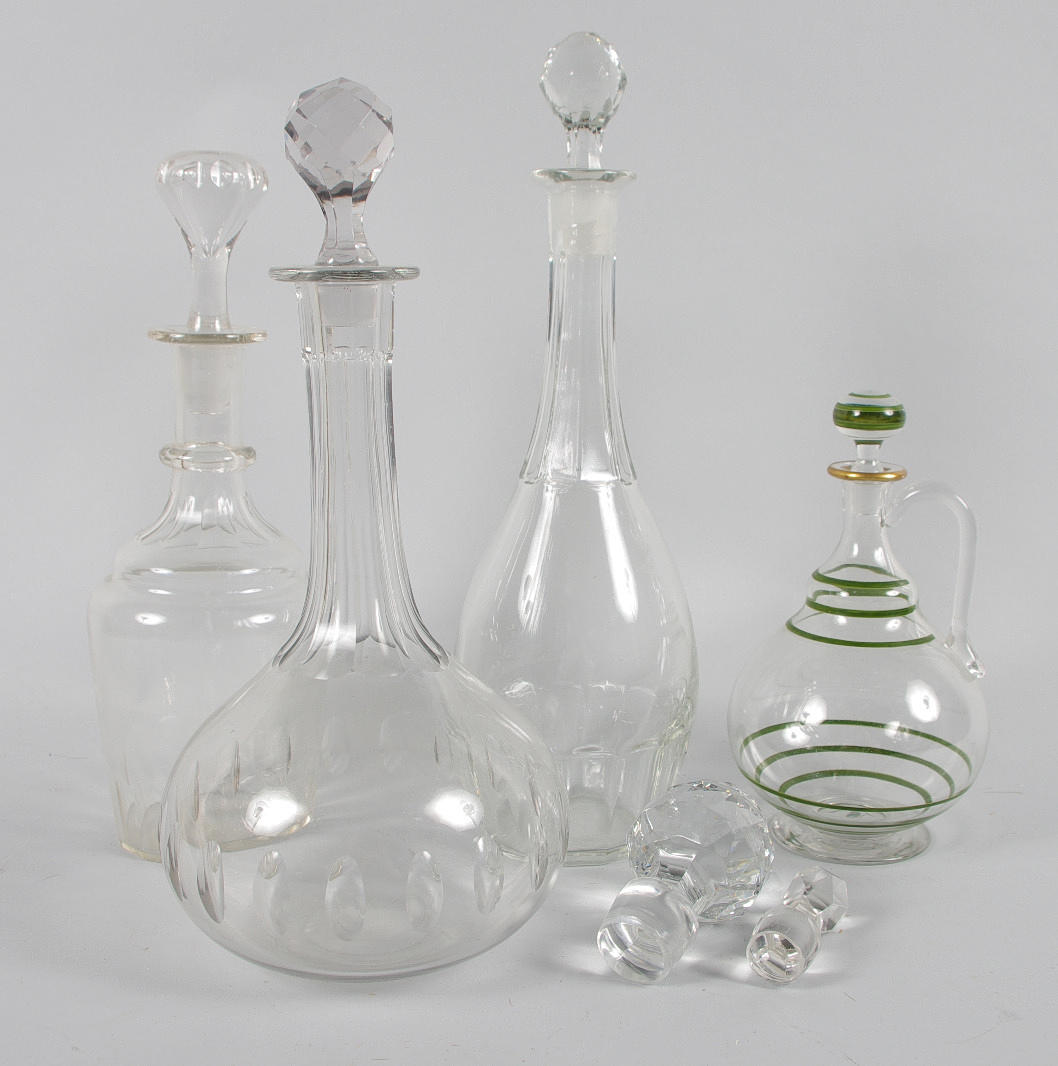 KARAFFER, 4 stycken, samt 2 extra proppar.