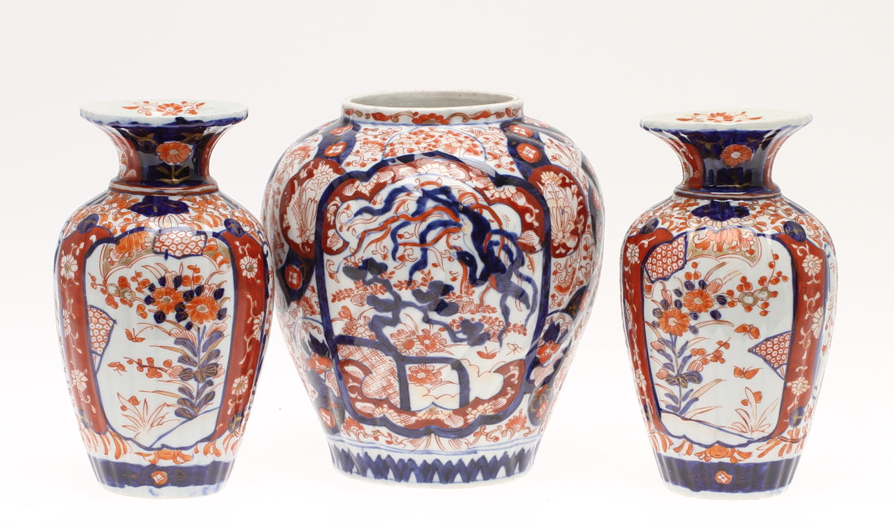 VASER 3 st, porslin, Imarifärger, 1900-tal.