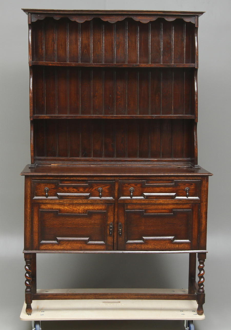 BUFFET mit Tellerregal, England, 20. Jahrhundert.