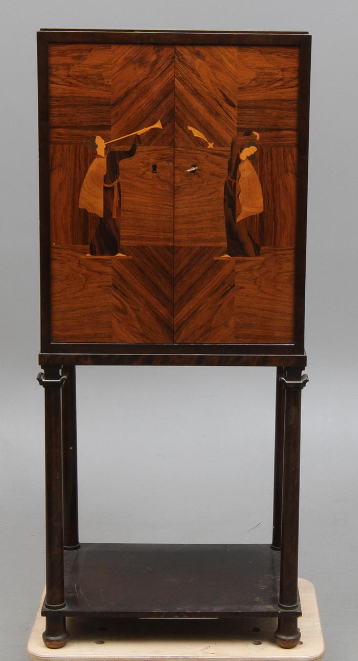 SKÅP med intarsia, 1920-tal.