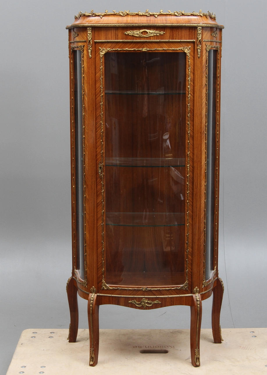 VITRINSKÅP, rokokostil, brännmärkt Hilding Nilsson Skåne-Tranås 1968.