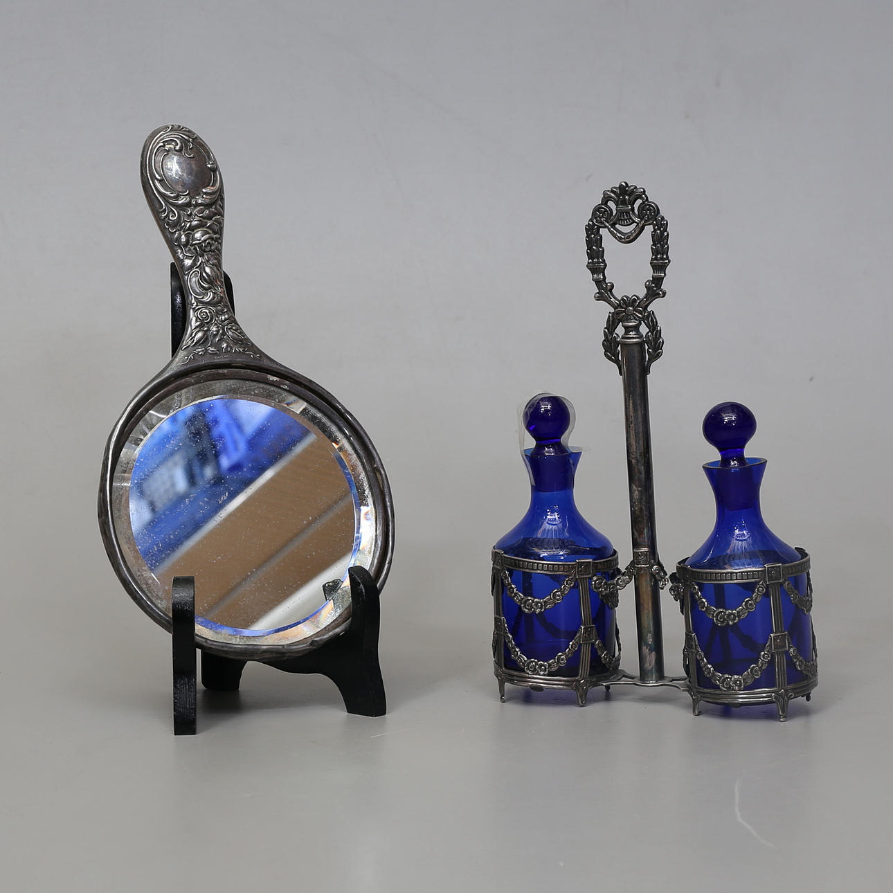 HAND MIRROR o SURTOUT, silver, 19th century.