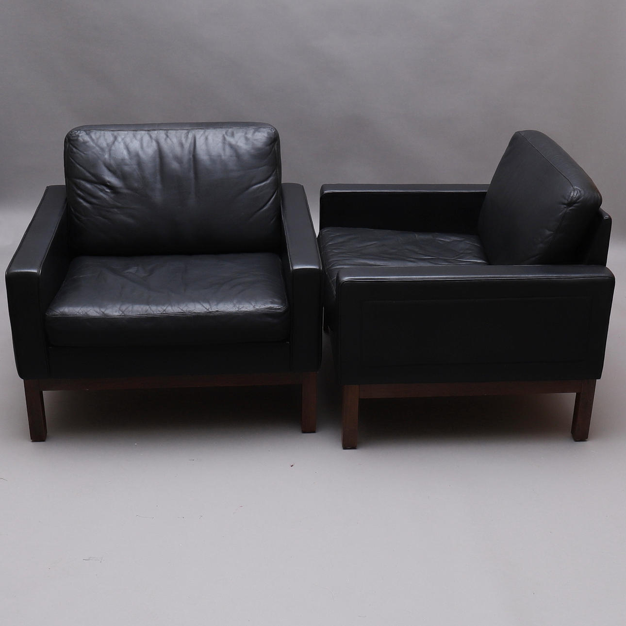 FÅTÖLJER, 2 st, svart läder, Asko, Finland.