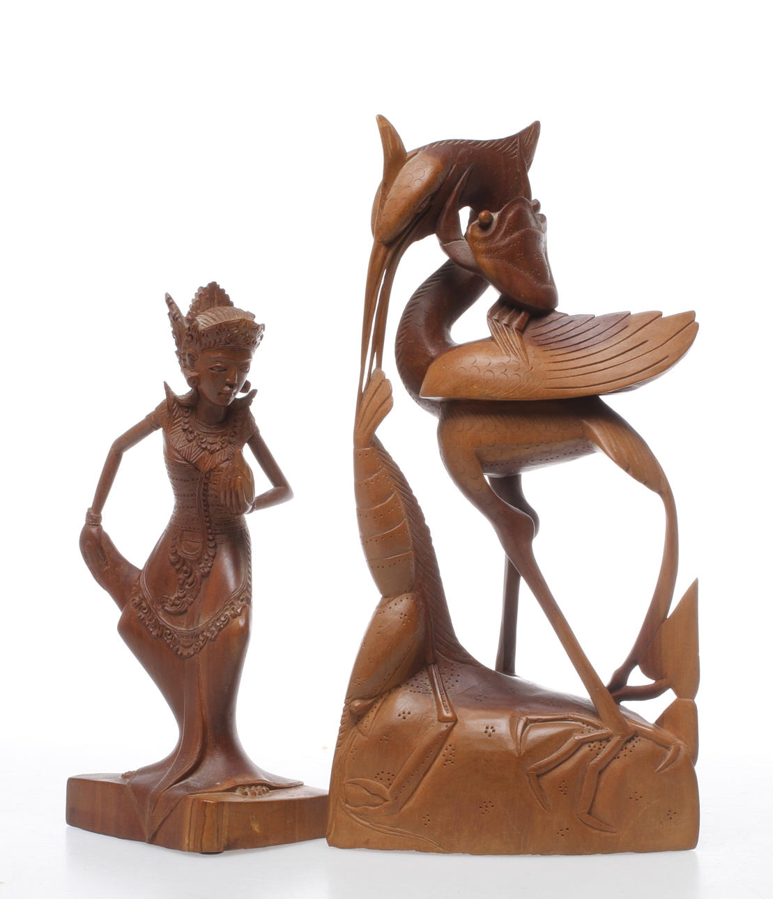 SKULPTURER, 2 st, skuret trä, Bali, 1900-talets mitt.