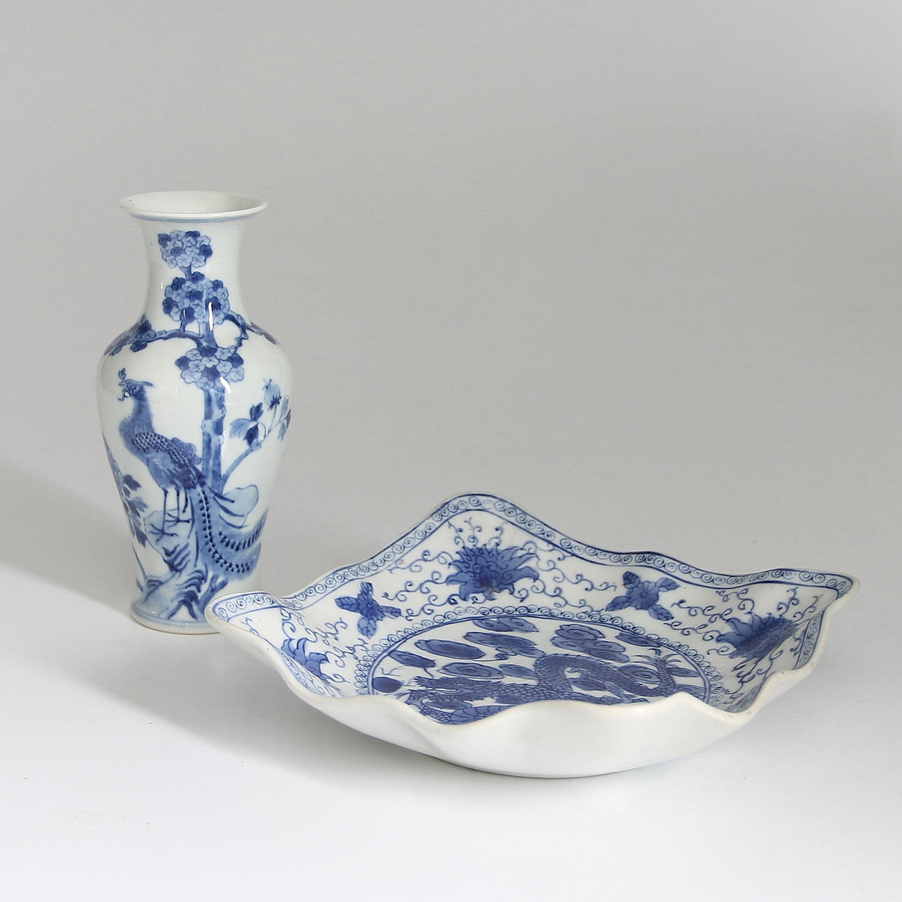 SKÅLFAT samt VAS, porslin, Kina.