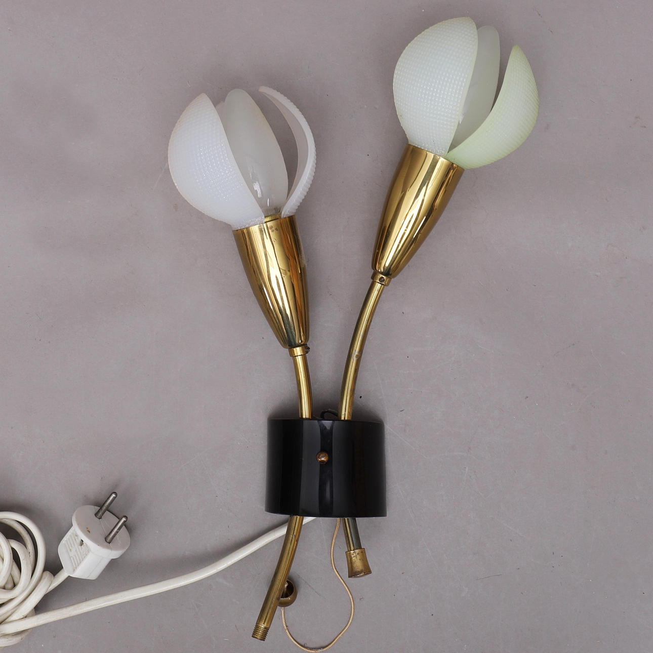 VÄGGLAMPA, glas & mässing.