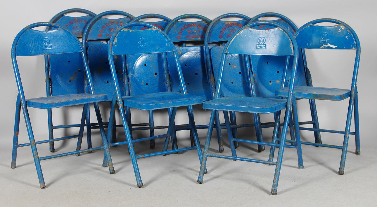 STOLAR, 10 stycken hopfällbara, blåmålad plåt.