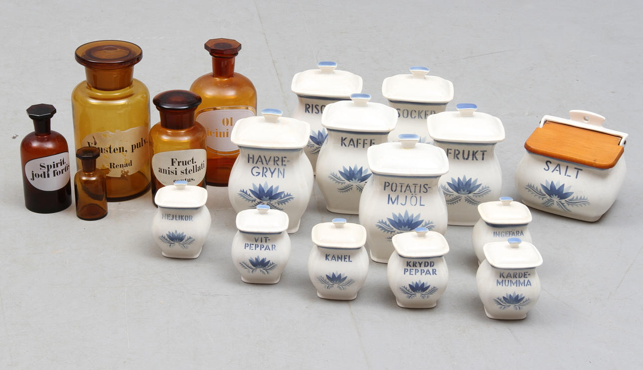 SPECERIBURKAR, 13 delar, porslin, Cantus, Gustavsberg samt APOTEKSFLASKOR, 5 st, glas, 1900-tal.
