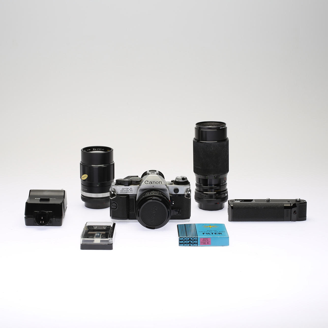 KAMERA MIT OBJEKTIV, 2 Stück, Canon AE-1 und Soligor.