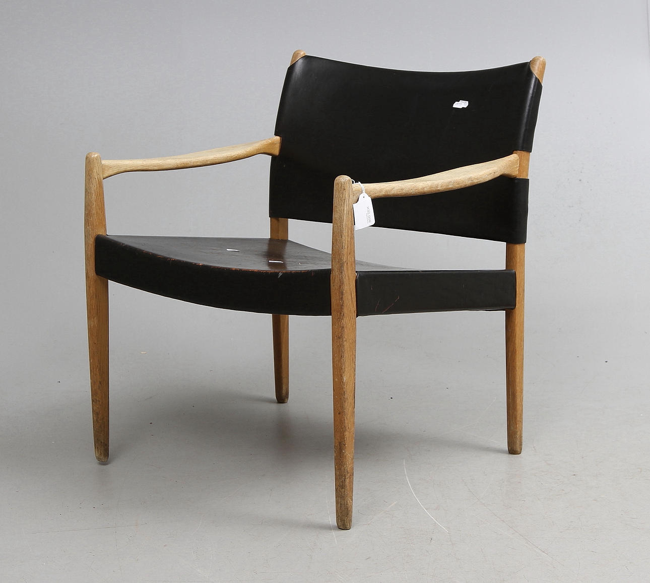 FÅTÖLJ, ek och läder, 1960-tal.