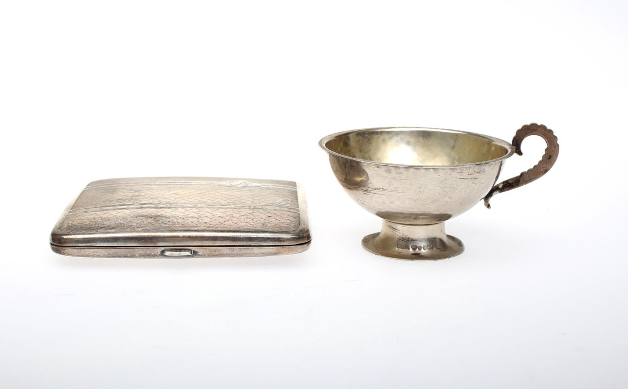 CIGARETTETUI samt Punschbägare, Silver.