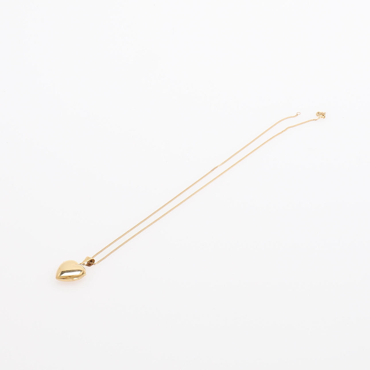 MEDAILLON IN HERZFORM UND RÜSTUNGSKETTE.