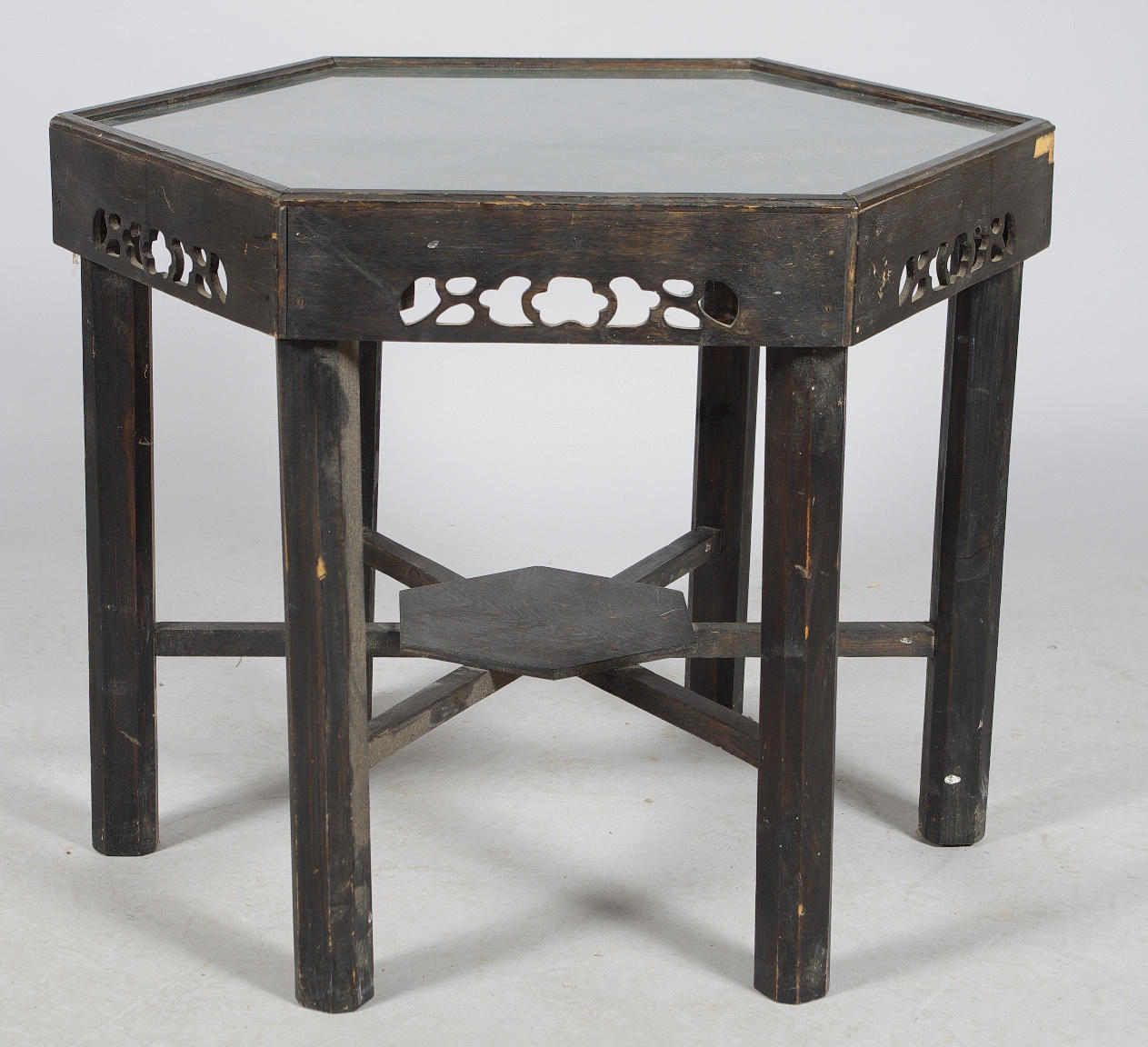 BORD, 5-kantigt, svartmålat trä med glasskiva, tidigt 1900-tal.