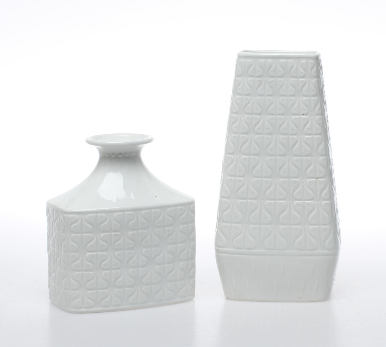 VASER, 2 st, porslin, "Domino", Gunnar Nylund, Rörstrand, 1900-talets andra hälft.