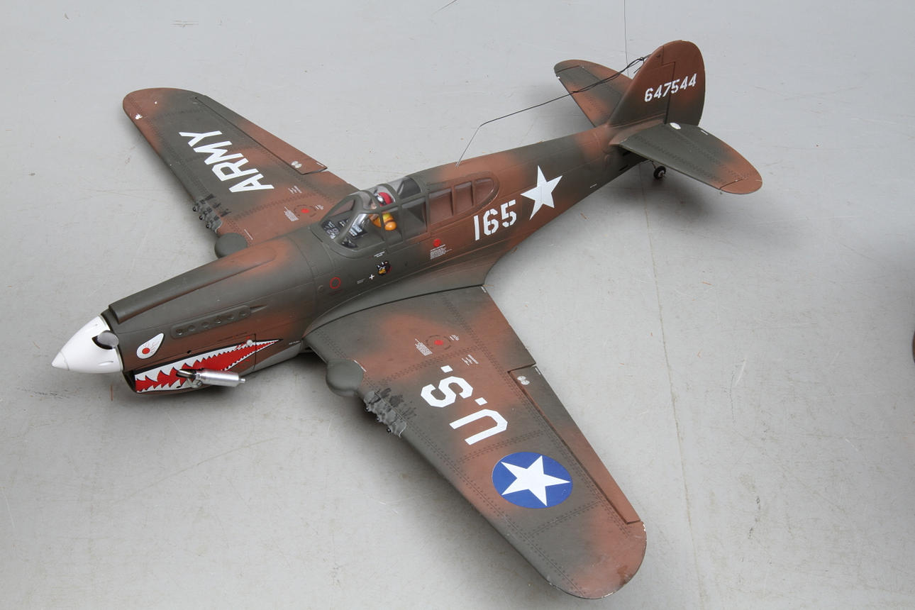 MODELLFLYGPLAN P40 WARHAWK med glödstiftsmotor och installerad R/C-utrustning. CMP China 2009.
