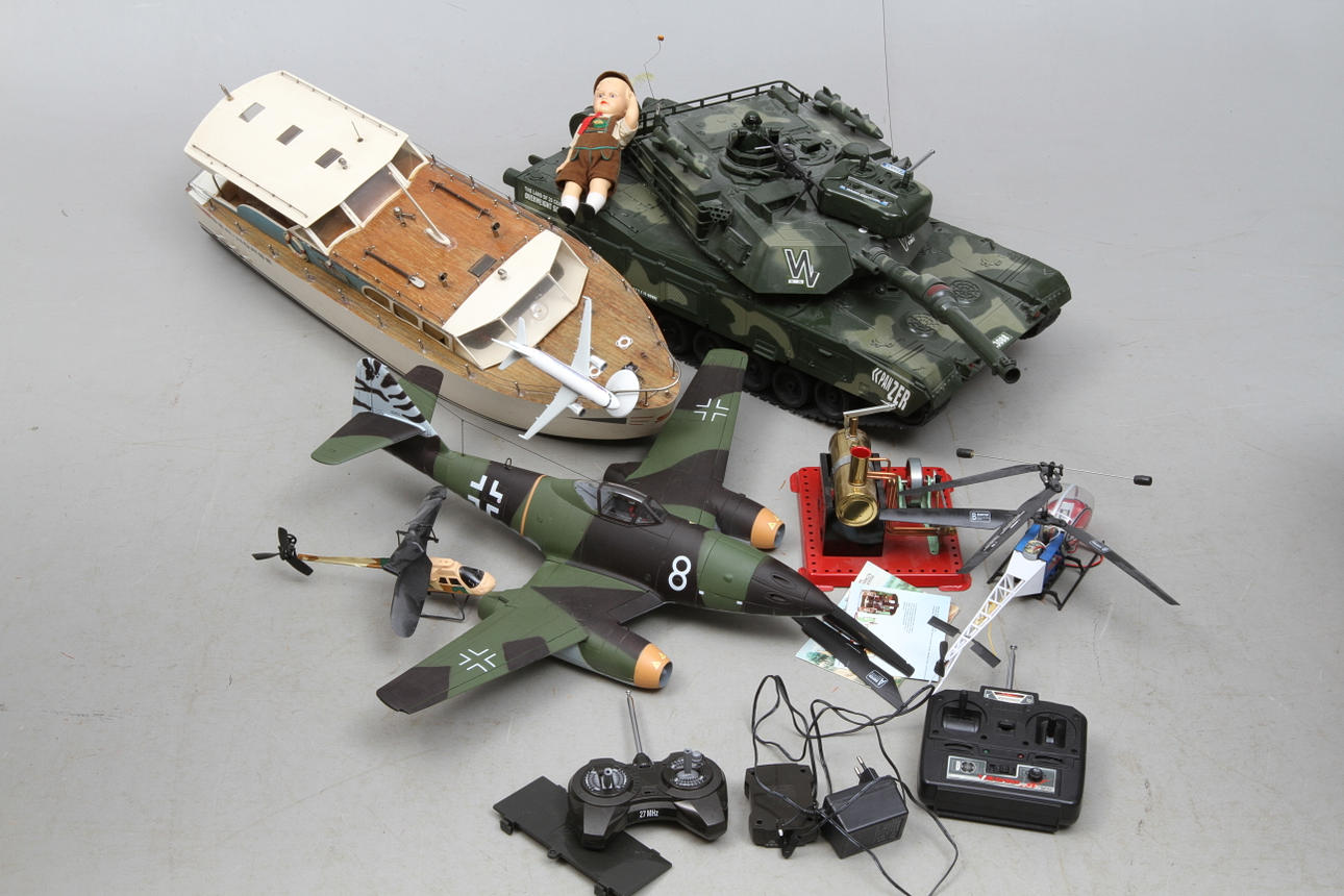 FLYGPLAN, STRIDSVAGN, MODELLBÅT, HELIKOPTRAR och ÅNGMASKIN.