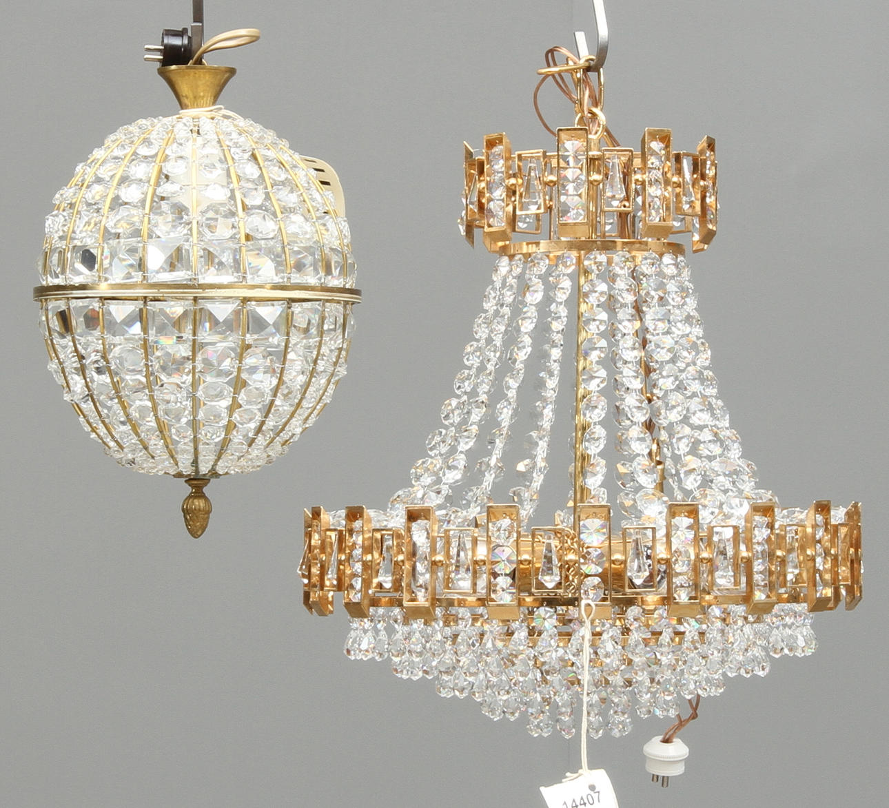 TAKARMATURER, 2 st, med prismor, varav en i form av glob. 1900-tal.