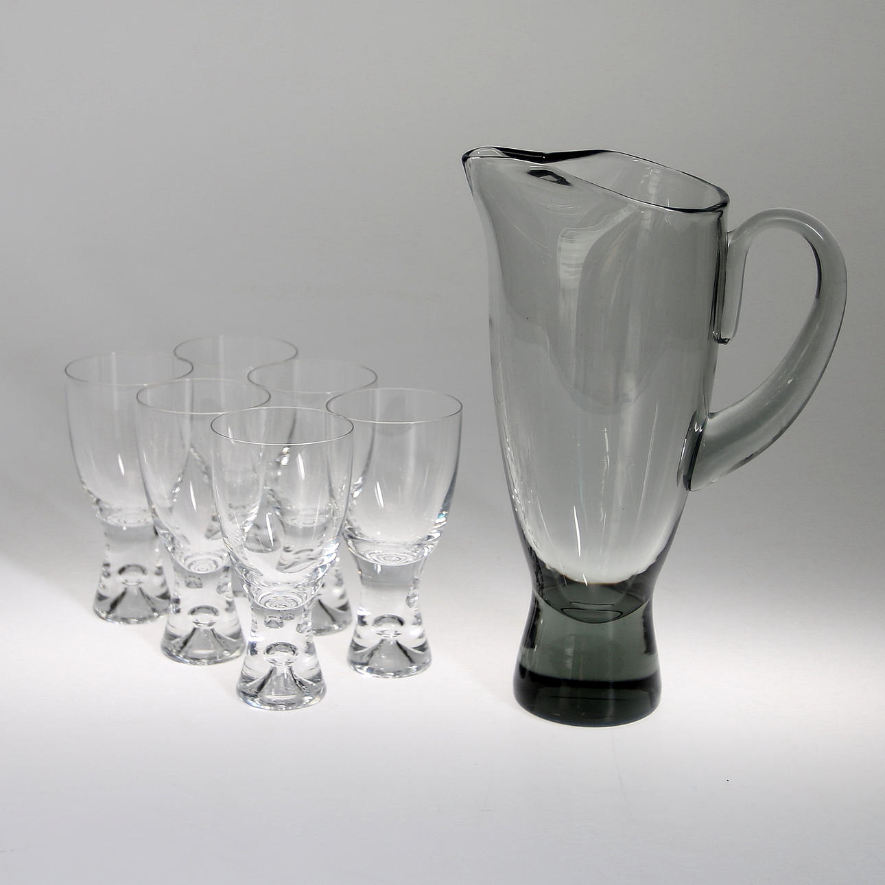 GLAS samt TILLBRINGARE. 6 st glas, design "Tapio" Iittala, 1900-tal.