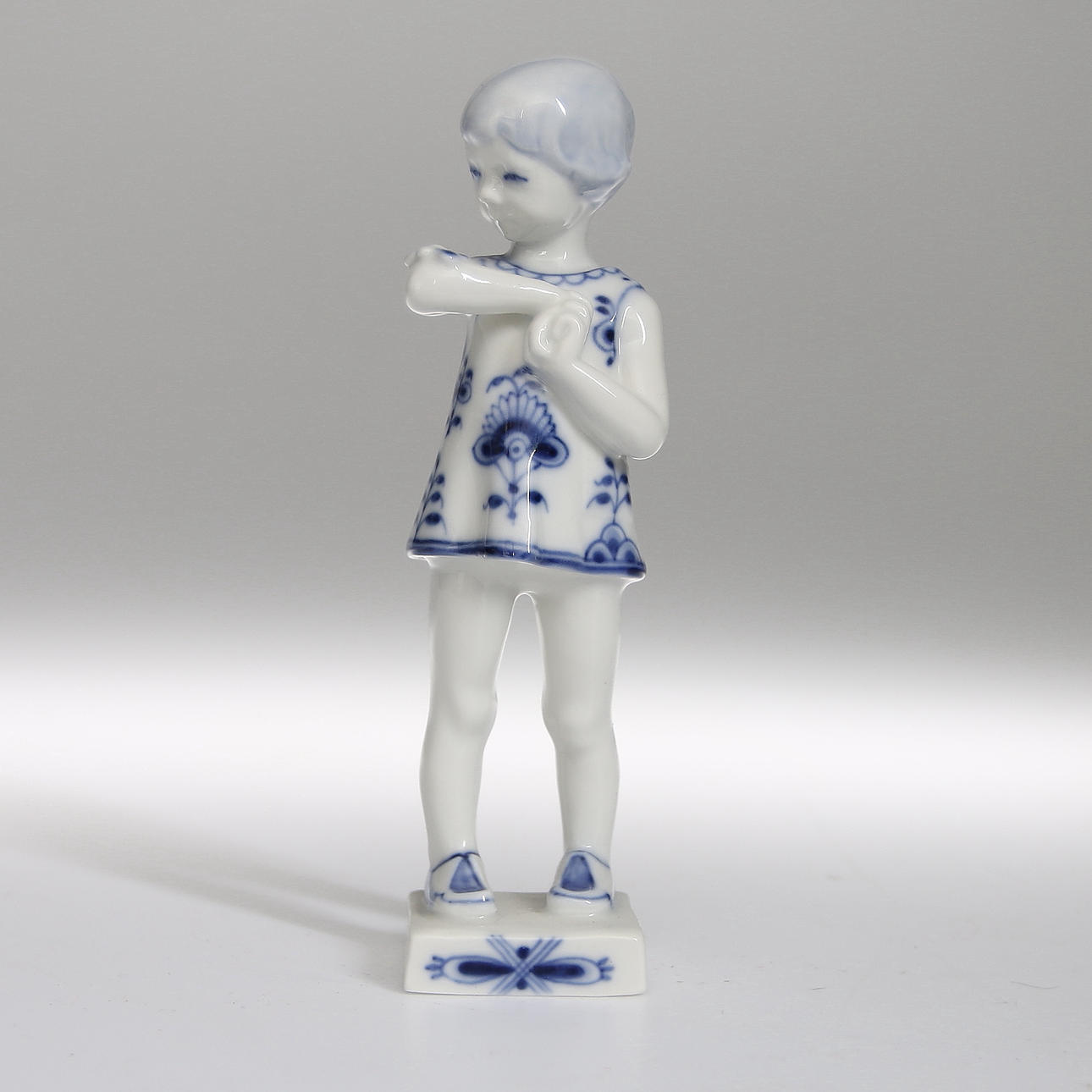 FIGURIN, "Flicka med fjäril" Musselmalet, Royal Copenhagen.