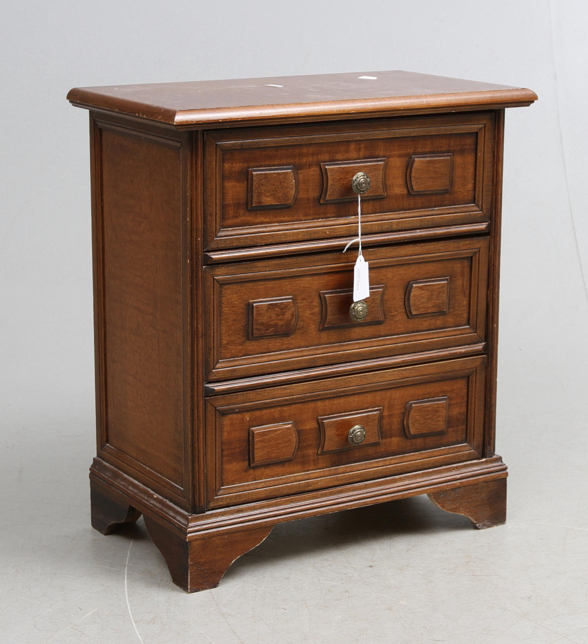 BYRÅ, valnötsfärg, engelsk stil, 1900-talets andra hälft.