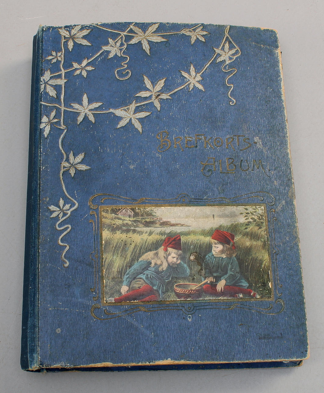 BREVKORTSALBUM, omkring 1900, ca 120 kort.