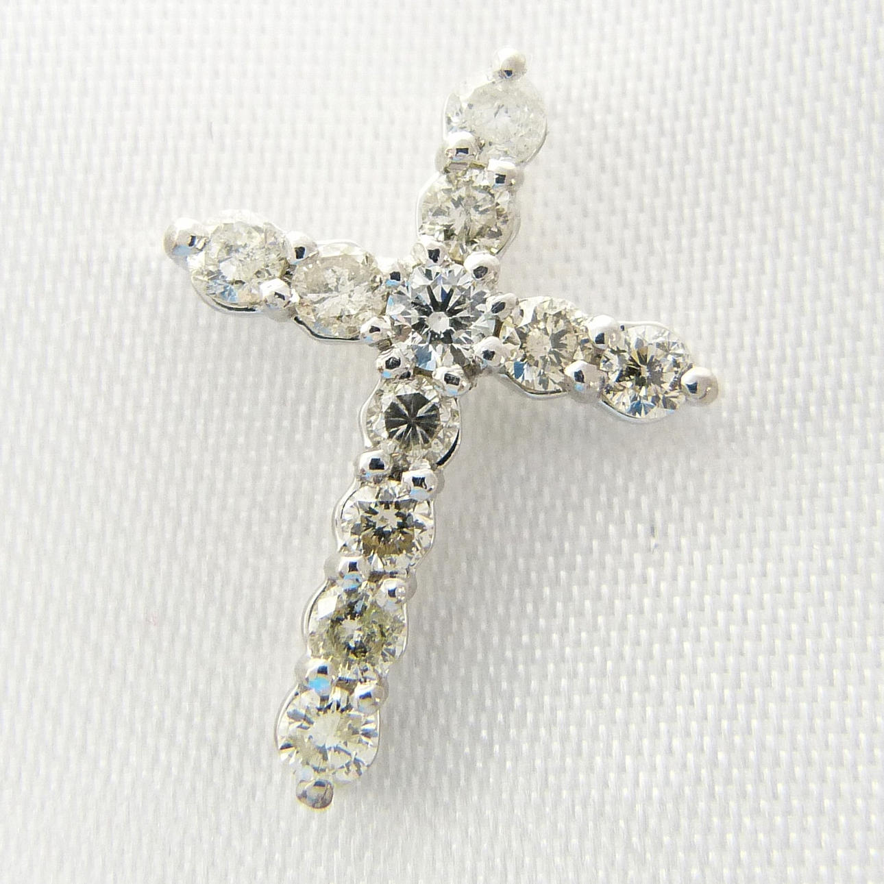 0,68 KARAT DIAMANT KORS.