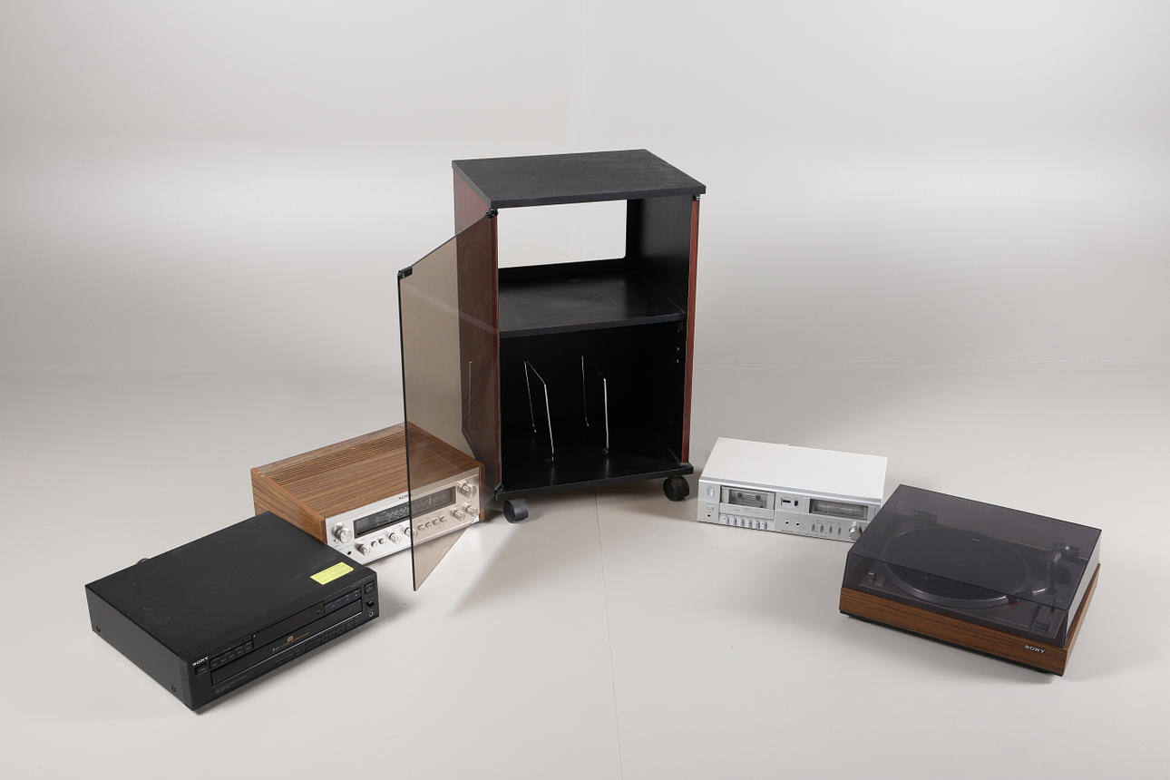 STEREO(ANLÄGGNING i skåp (5). Bl a Sony och Sanyo.